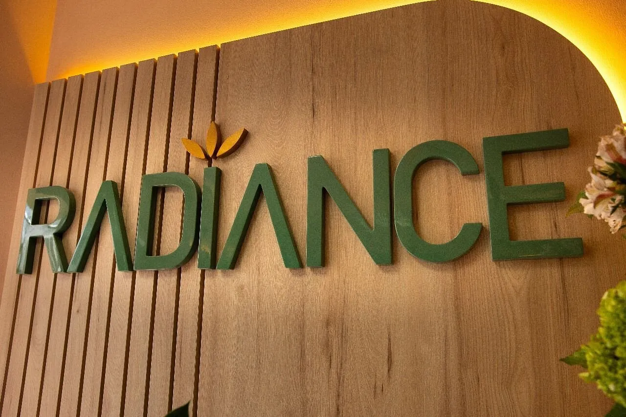 Logo de Radiance en el muro de madera