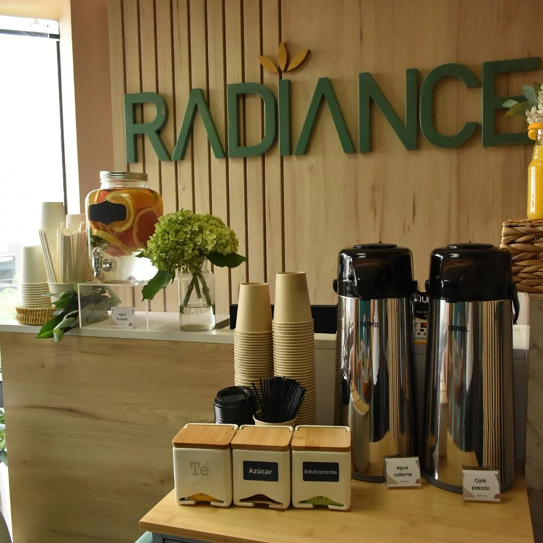 Barra de café y snacks con el logo de Radiance