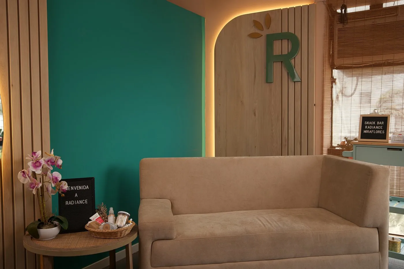 Sala de espera con sofá y pared turquesa