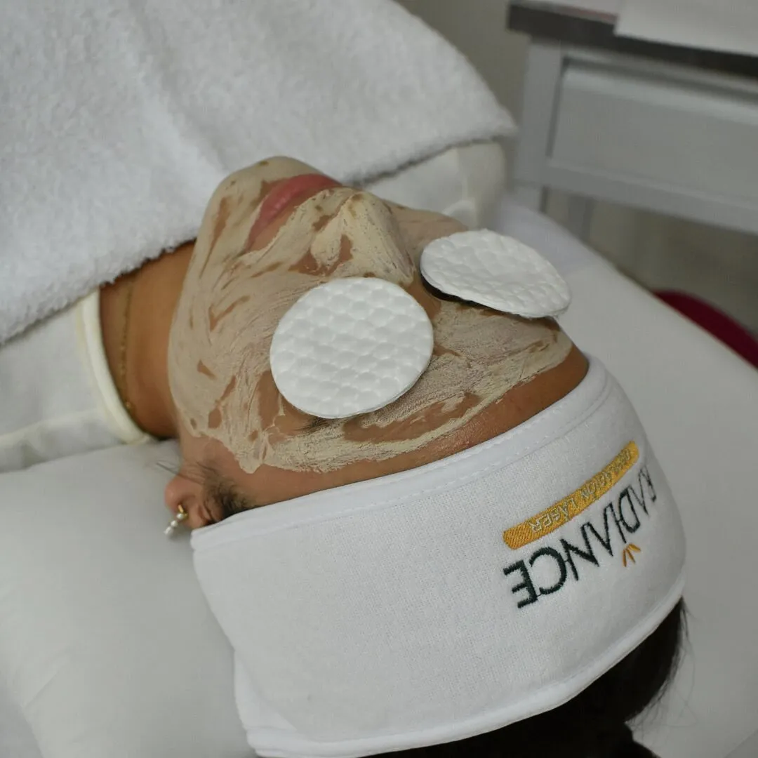Clienta con mascarilla y vincha de Radiance durante un facial