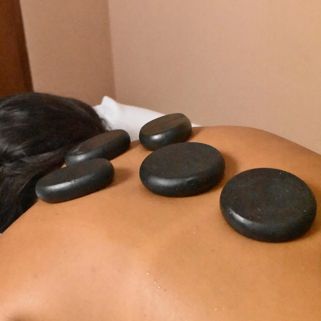 Masaje con piedras calientes