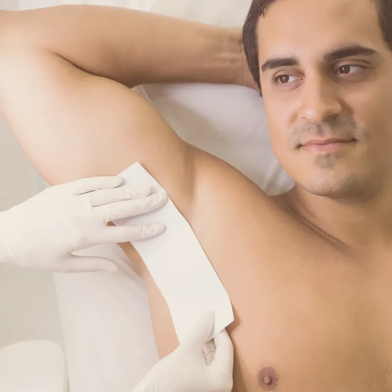 Depilación con cera de axilas para hombre en Radiance