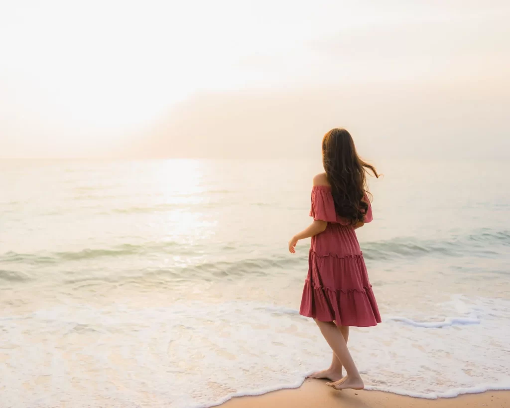 ocio-feliz-sonrisa-mujer-asiatica-joven-hermosa-retrato-mar-oceano-playa-scaled