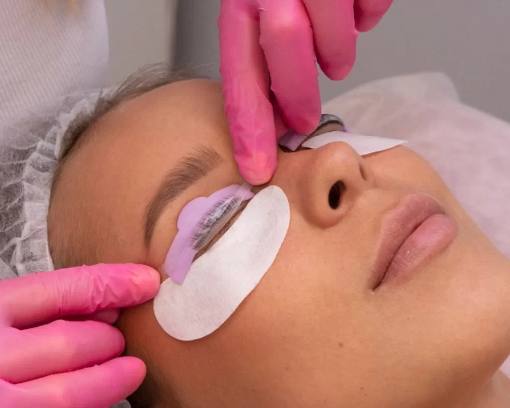 radiance_blog_portada_lifting_o_extensiones_descubre_cual_realza_tu_mirada